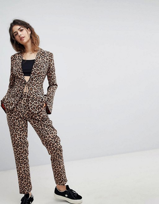 Модель в леопардовом костюме с брюками