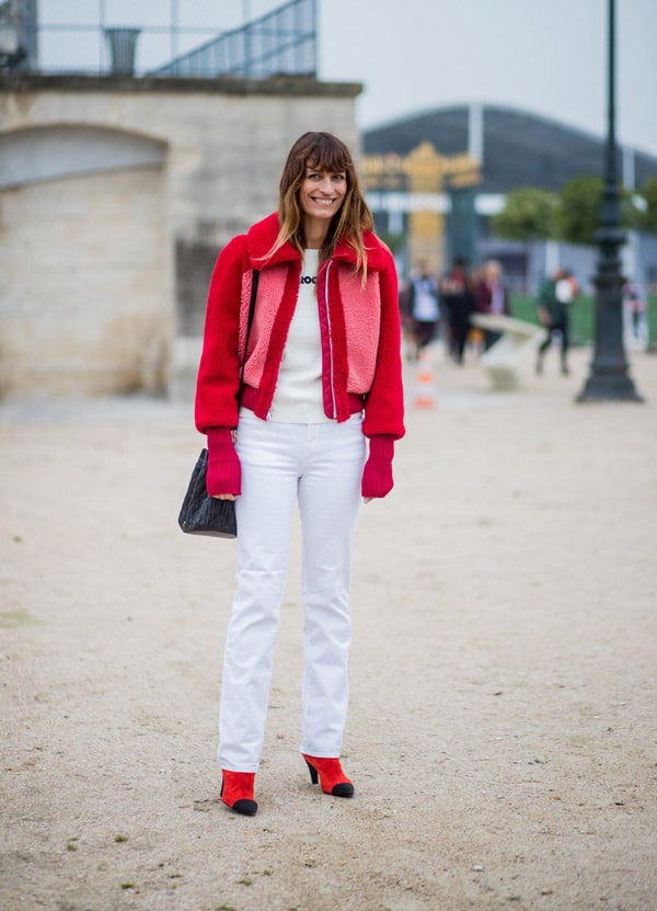 Девушка в белых брюках и красной плюшевой куртке