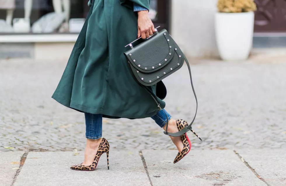 Блогер в зеленом плаще, джинсы и леопрдовые туфли