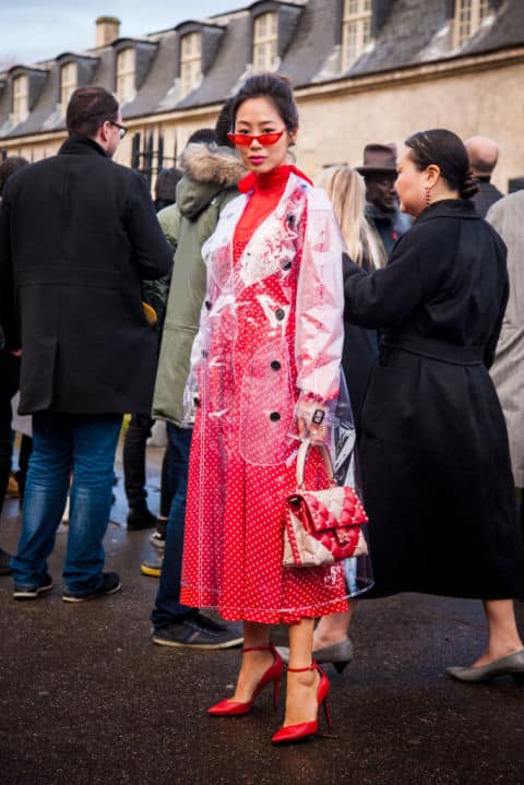 Девушка в красном платье миди, туфли, прозрачный плащ и красные солнцезащитные очки