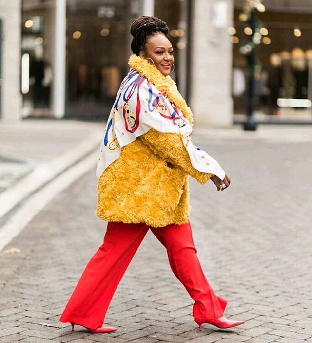 Девушка в красных брюках, желтое меховое пльто и платок