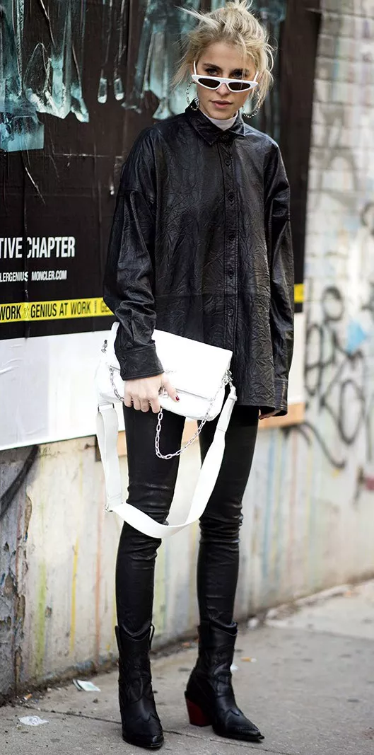 Девушка в лосинах, черная куртка оверсайз, ботинки с острым носом и солнцезащитные очки, уличный стиль