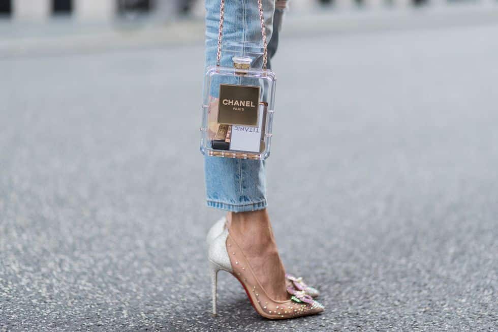 Девушка в туфлях, джинсы и сумочка от Шанель