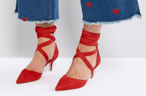 Красные туфли с завязками на лодыжке