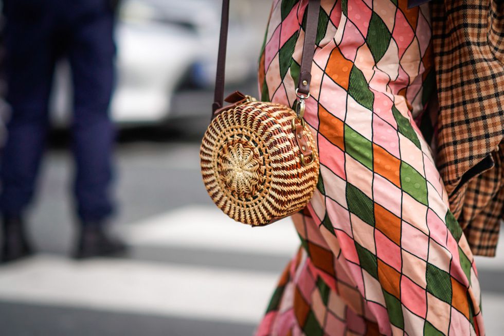 Соломенные сумки и street style — не нужно ждать лето чтобы носить, на фото
				