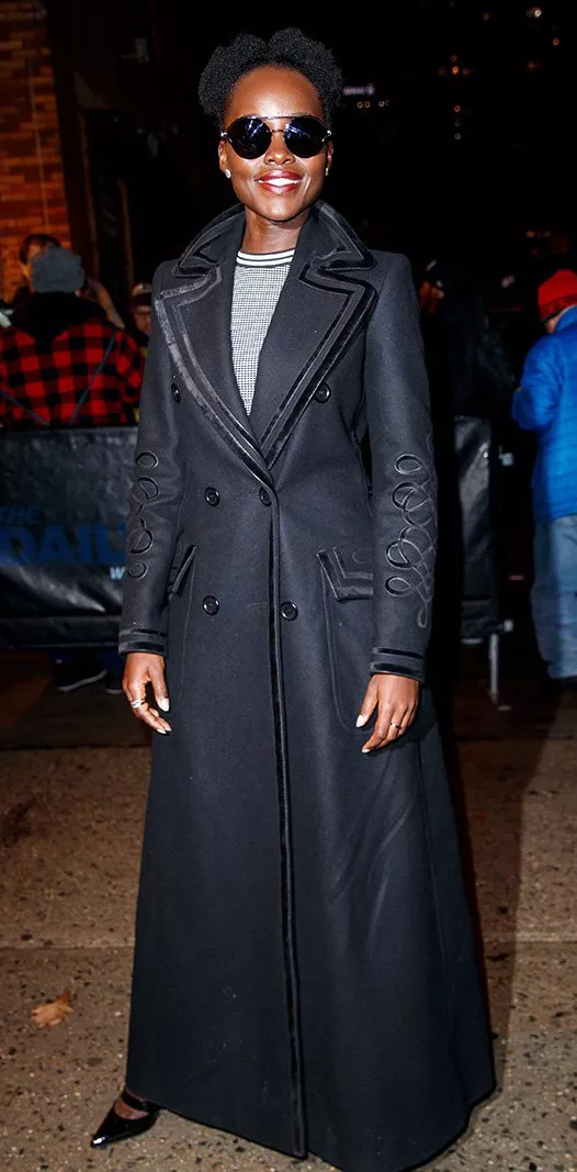 Lupita Nyong'o в сером длинном пальто