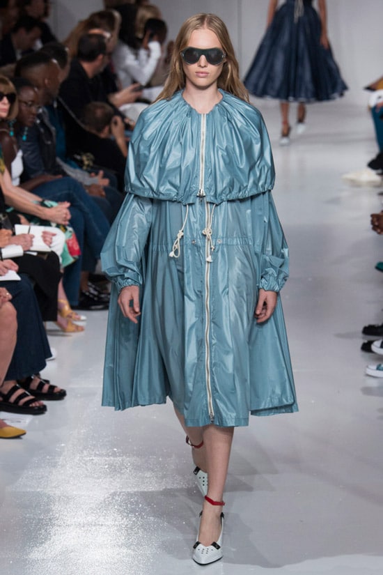 Модель с модного показа Calvin Klein в голубом плаще оверсайз