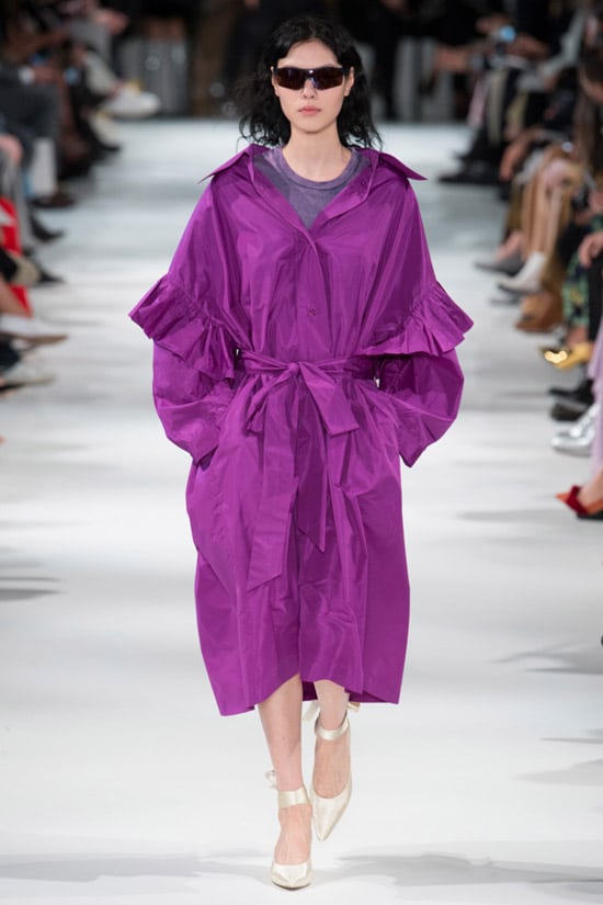 Модель с модного показа Stella McCartney в фиолетовом плаще