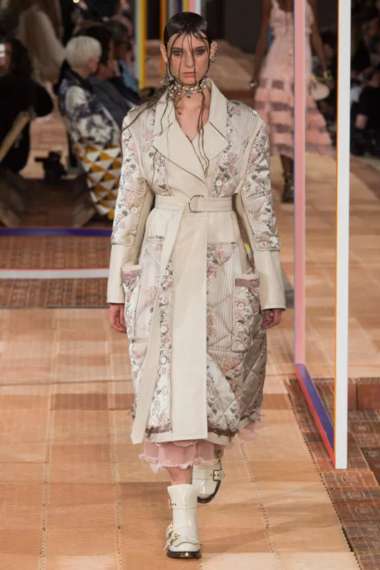 Модель в бежевом пальто с поясом и цветочным принтом от Alexander McQueen