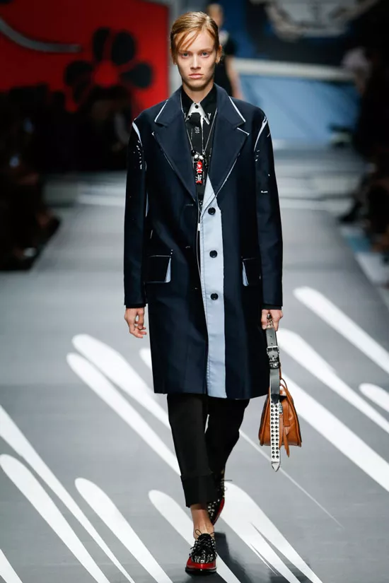 Модель в черном пальто в мужском стиле от Prada