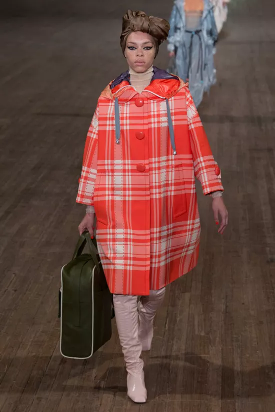 Модель в красном пальто в клетку оверсайз Marc Jacobs и бежевые сапоги