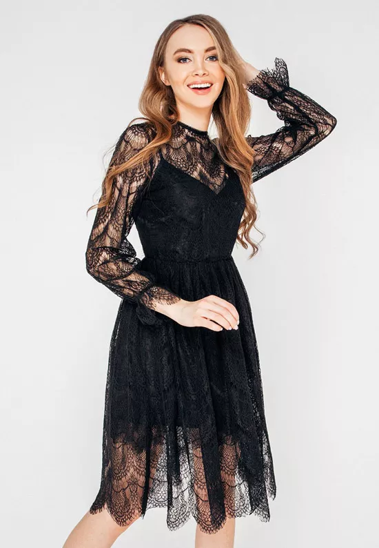 Модель в легком черном платье с длинным руквами