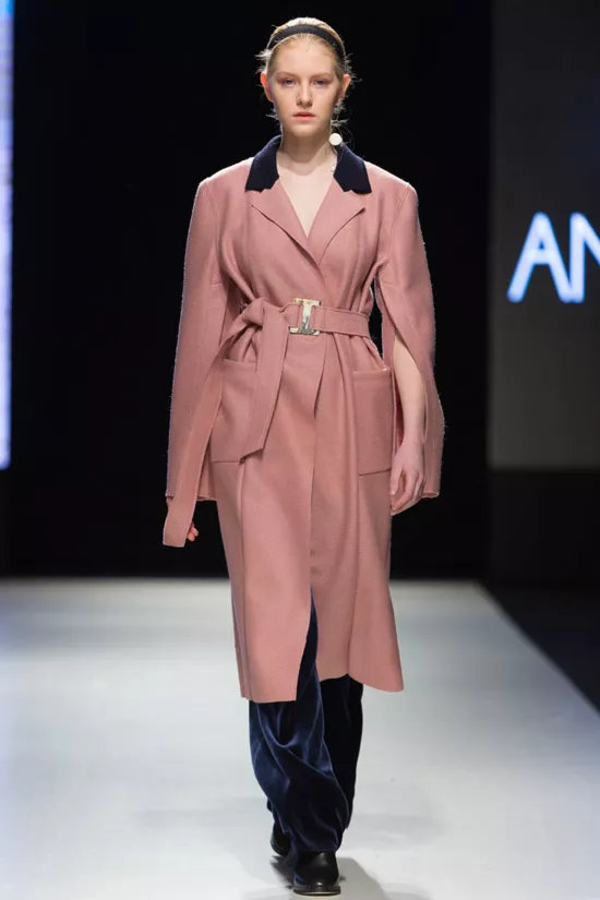 Модель в пальто с поясом от Anna Led