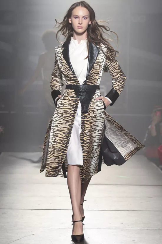 Модель в пальто с тигровым принтом и кожаной отделкой от Frolov