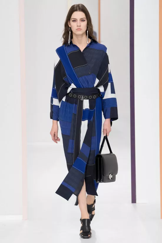Модель в сине-черном пальто с поясом от Hermès