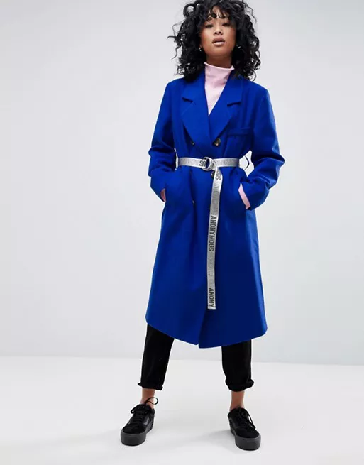 Модель в синем пальто с поясом