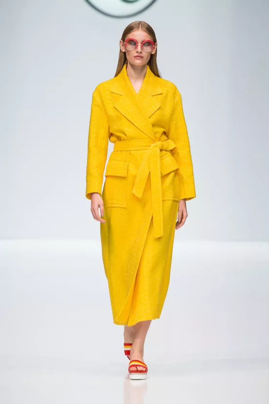 Модель в желтом пльто с поясом от Valentin Yudashkin