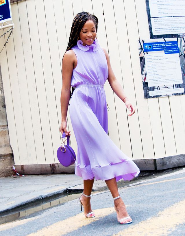 Девушка в нежном фиолетовом платье, круглая сумочка и босоножки