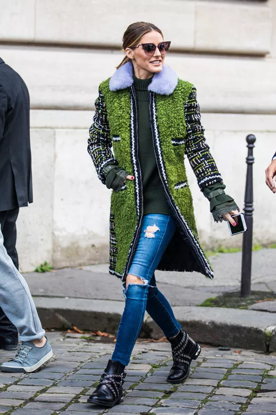 Девушка в рванных джинсах скинни, зеленая водолазка и зеленое пальто