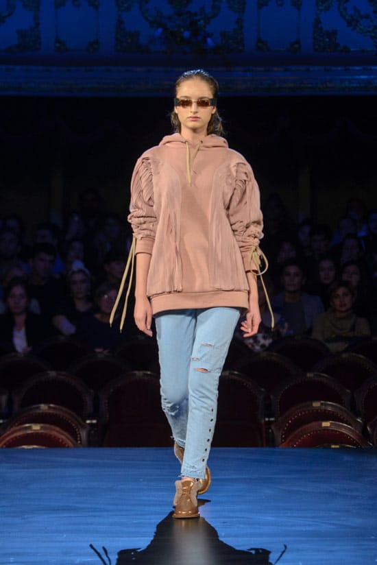 Модель голубых джинсах и розовая толстовка от Salome