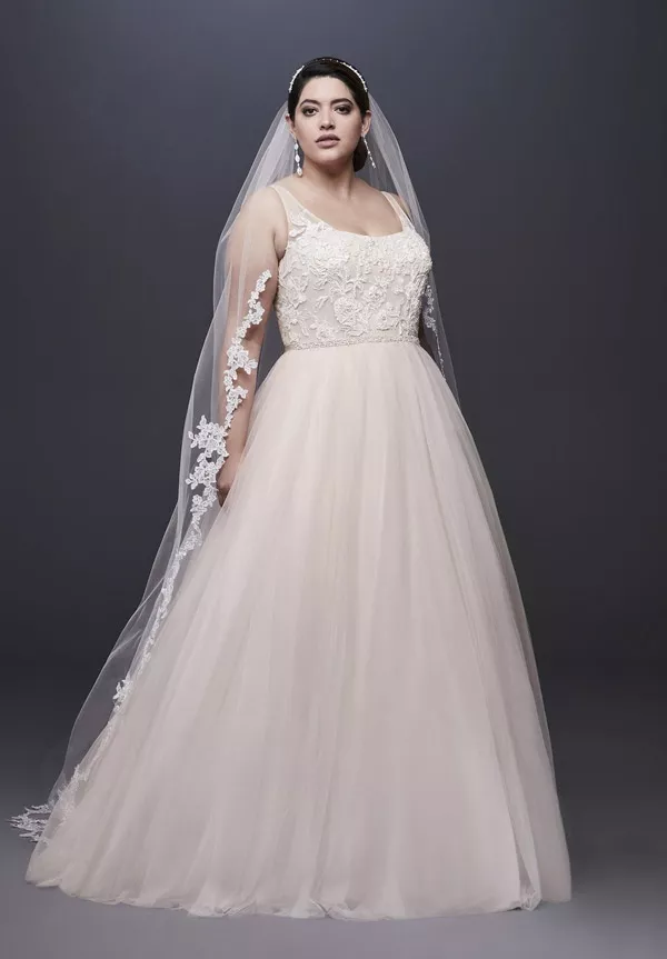 Модель plus size в свадебном платье с фатой от davids bridal