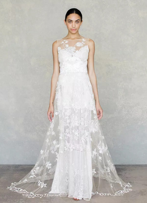 Модель в белом облегающем платье с прозрачной транью сверху от claire pettibone