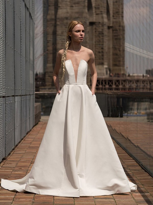 Модель в белом свадебном платье макси без руквов от alyne