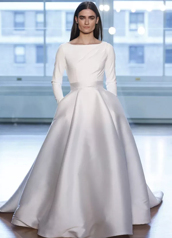 Модель в белом свадебном платье с шелковой юбкой от justin alexander