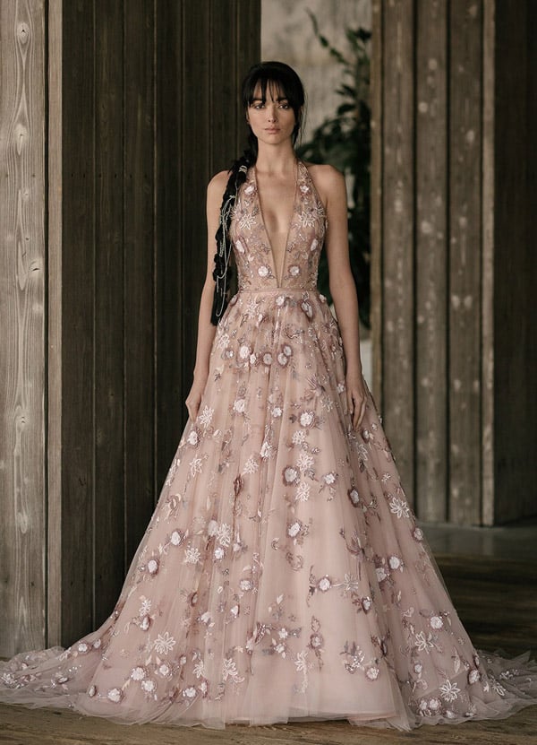 Модель в бежевом свадебном платье с выбитыми цветами и глубоким вырезом от ravini