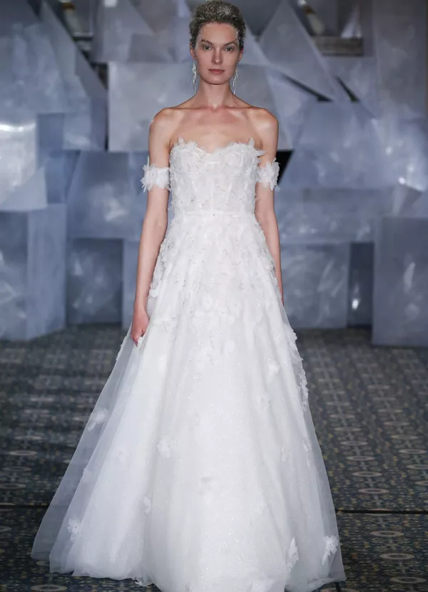 Модель в длинном свадебном платье с корсетом от mira zwillinger