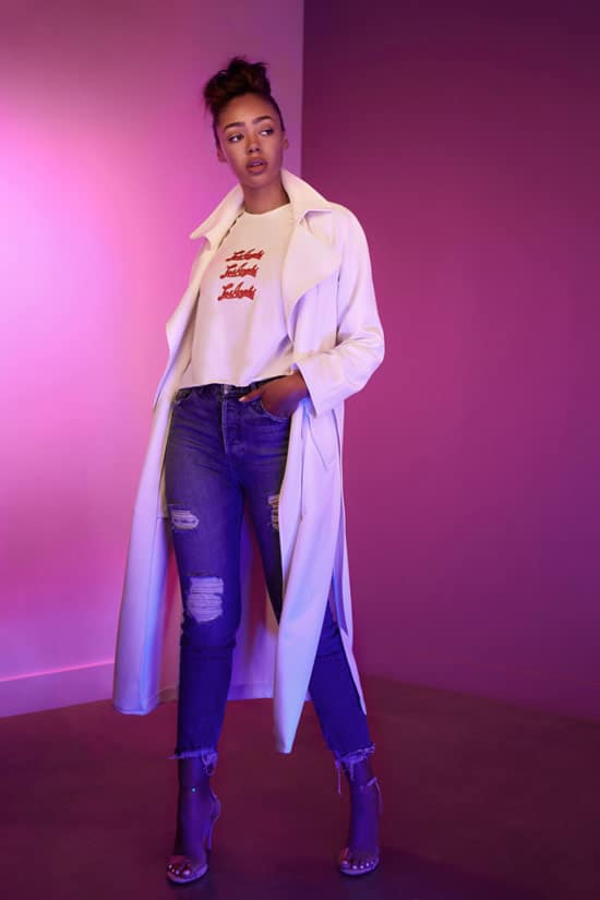 Модель в джинсах с необработанным низом, футболка и белый плащ от Kendall+Kylie