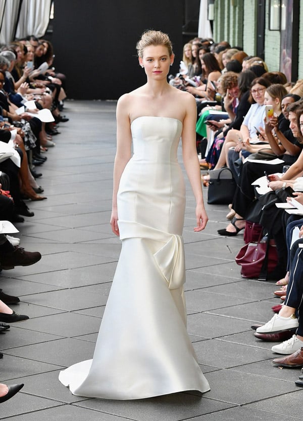 Модель в облегающем свадебном платье до пола с открытыми плечами от amsale