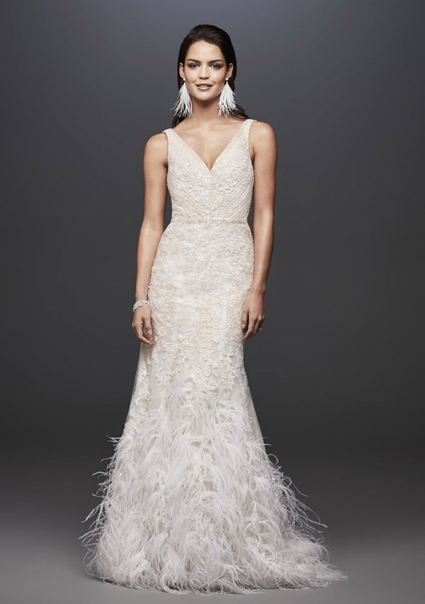 Модель в очаровальном свадебном платье без рукавов с перьями на подпле от belfaso