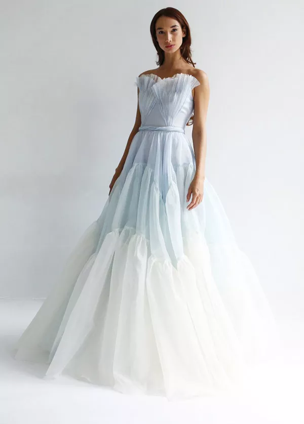 Модель в оигинальном свадебном платье с пышной юбкой от leanne marshall