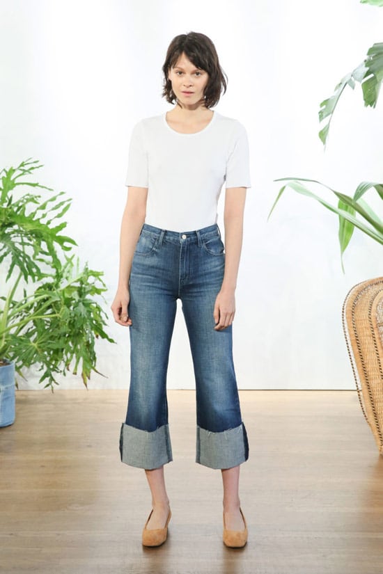 Модель в подвернутых джинсах и белой футболке от J Brand