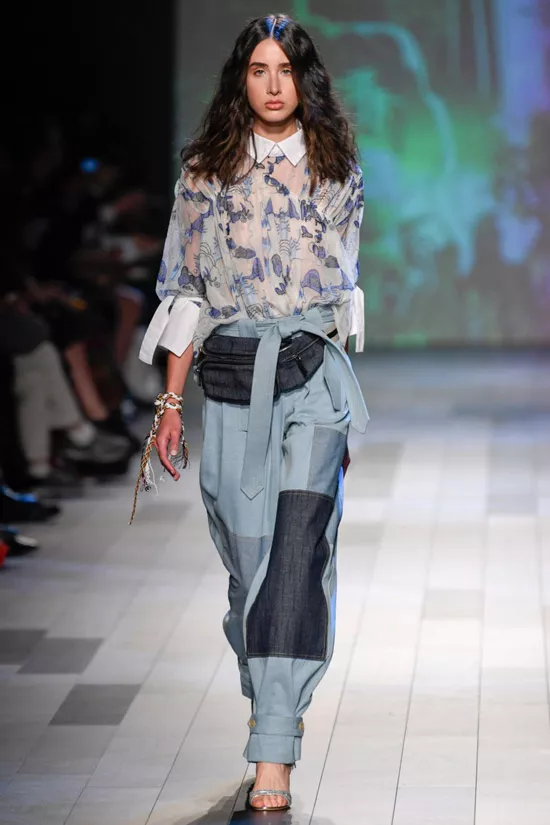Модель в прозрачной блузке с принтом и широкие брюки от Vivienne Tam