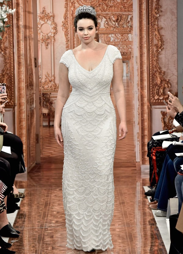 Модель в прямом свадебном платье расшитое бисером от theia