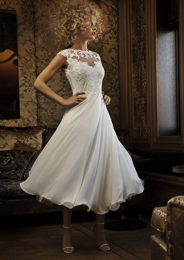 Модель в свадебном платье мили с кружевами на груди от olvi