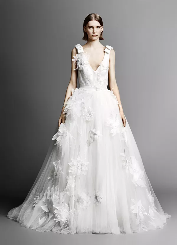 Модель в свадебном платье с длинной пышной юбкой и цветами от victor rolf