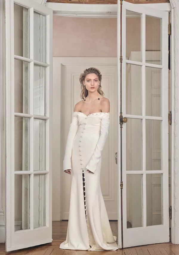 Модель в свадебном платье с длинными руквами и на пуговицах от danielle frankel