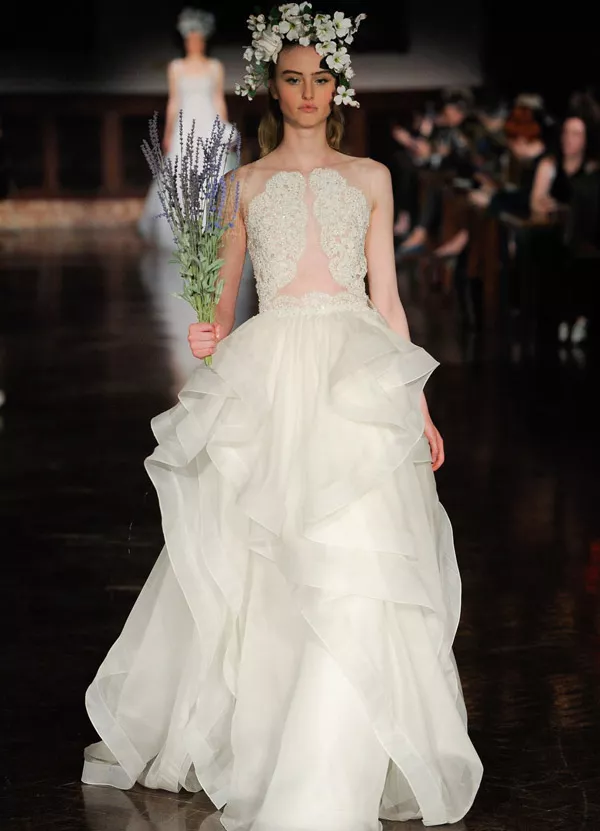 Модель в свадебном платье с кружевами от reem acra