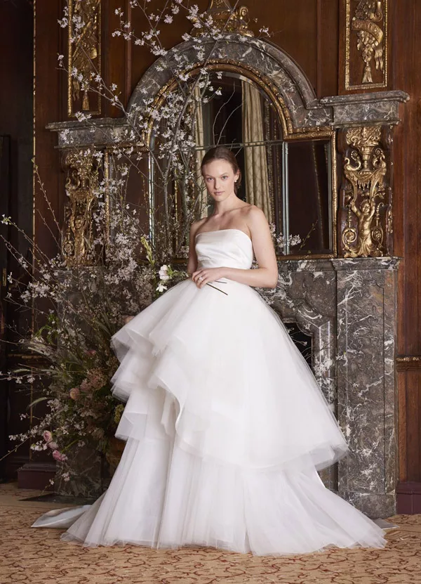 Модель в свадебном платье с открытыми плечами и много ярусной юбкой от monique lhuillier