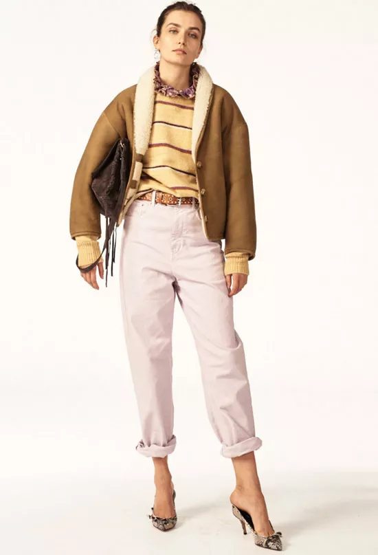 Модель в светлых джинсах с подвернутым низом. свитшот и куртка от Isabel Marant Etoile