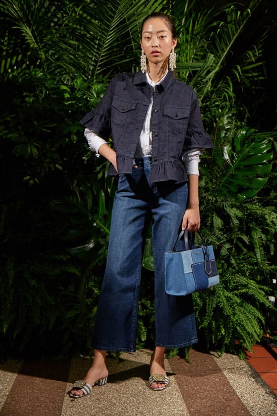 Модель в укороченных джинсах клеш, рубашка в полоску и джинсовая куртка от Kate Spade