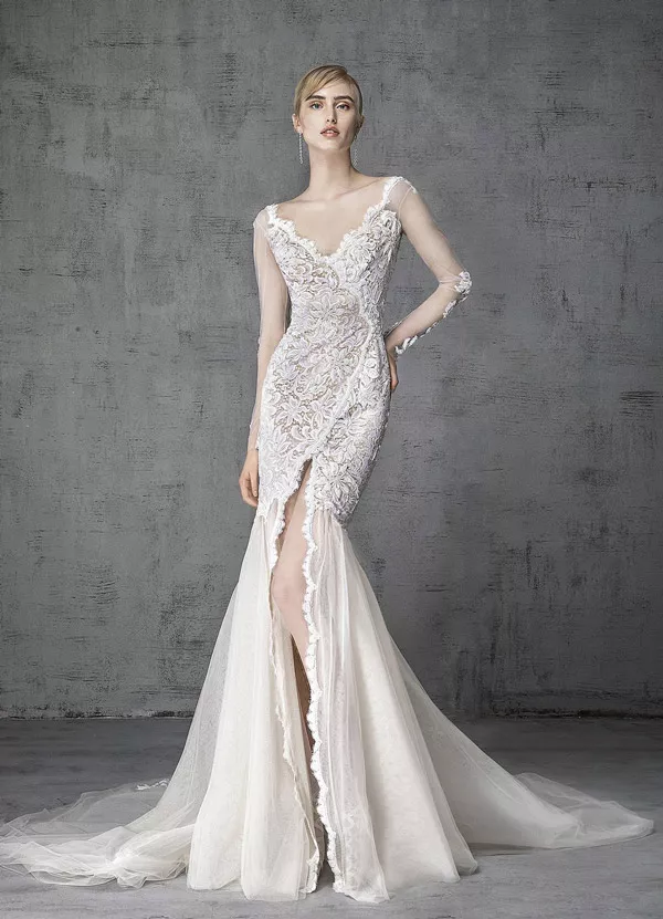 Модель в восхитительном свадебном платье с кружевами и струящейся юбкой от victoria kyriakides