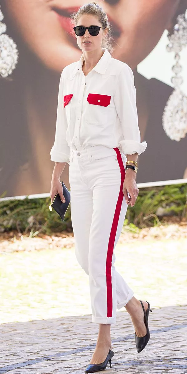 Даутцен Крус в белых подвернутых брюках с красными ломпасами и белой рубашке