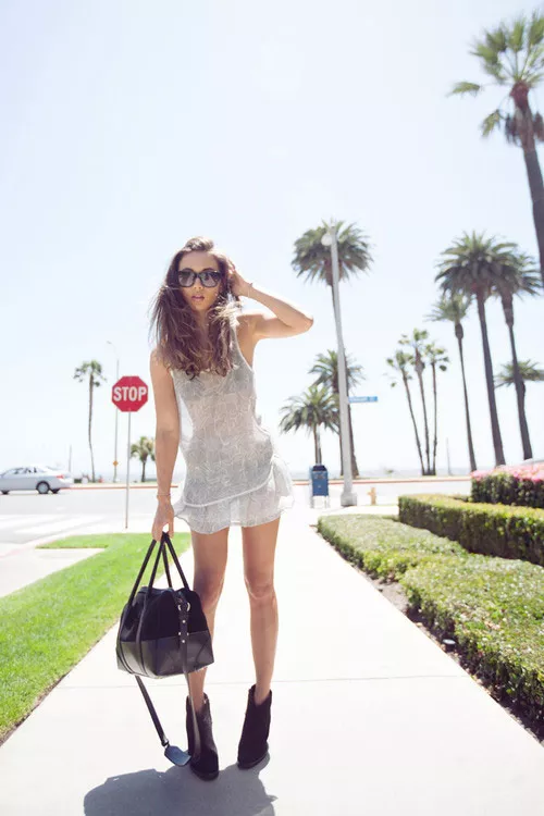 Девушка в прозрачном пляжном платье, большая сумка