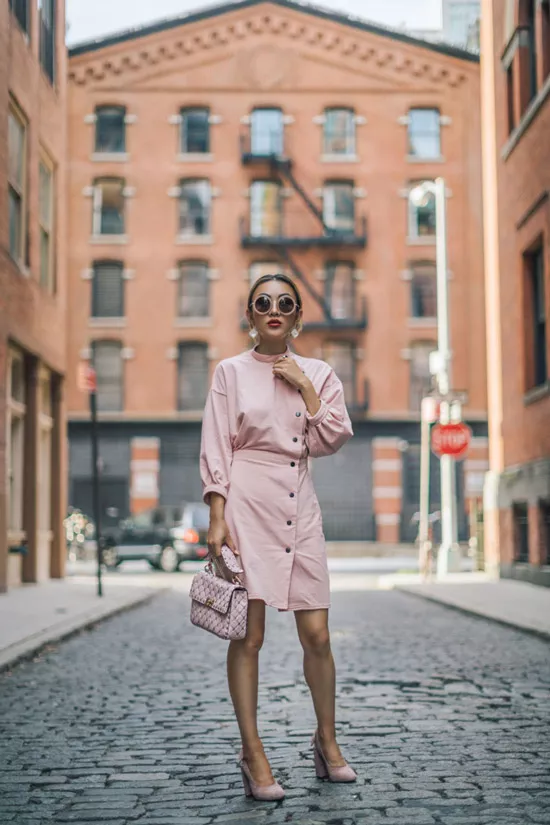 Девушка в розовом платье выше колен на кнопках, туфли и сумочка в тон