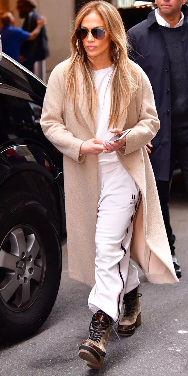 Дженнифер Лопес в белых штанах и свитшоте, мягкое бежевое пальто и ботинки