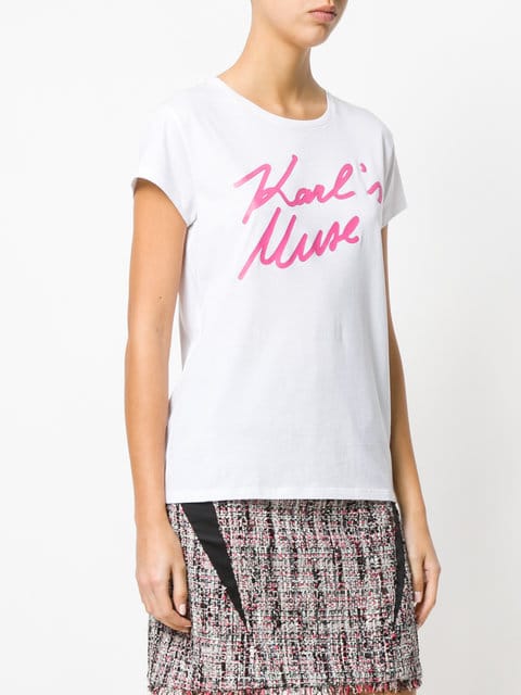 Модель в простой белой футболке с розовой надписью